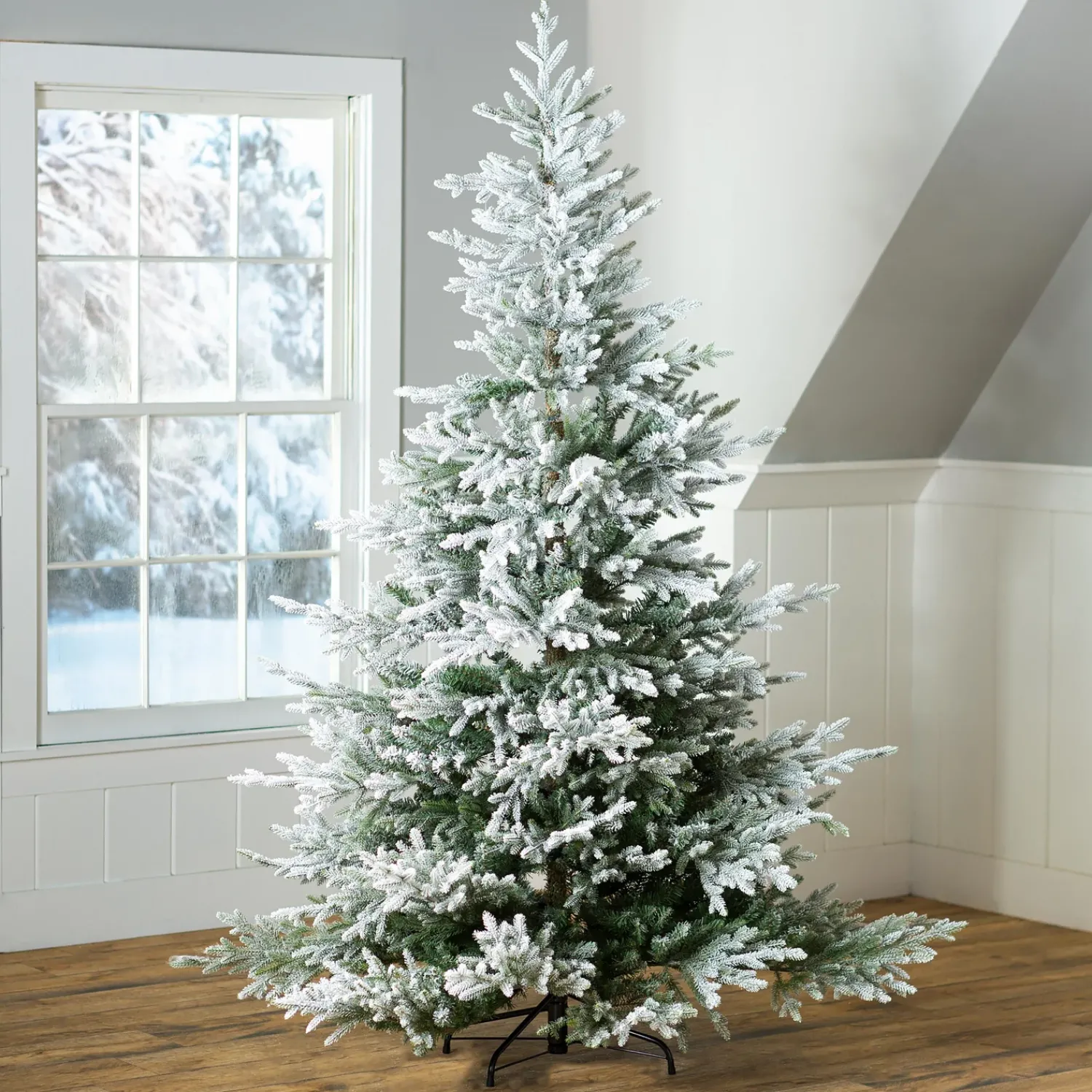 Plow & Hearth Lighted Trees & Garlands>Flocked Roanoke Spruce Christmas Tree