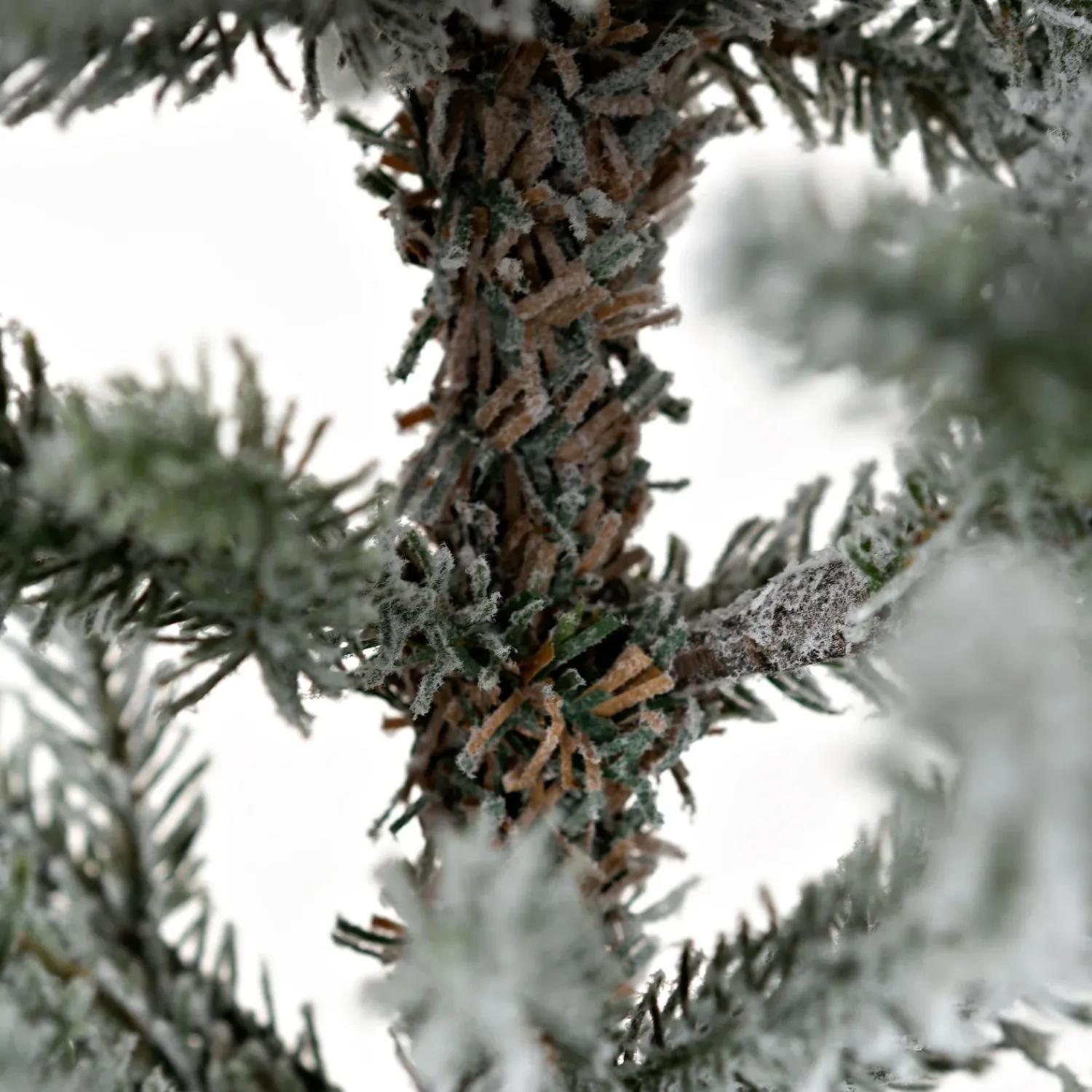 Plow & Hearth Lighted Trees & Garlands>Flocked Roanoke Spruce Christmas Tree