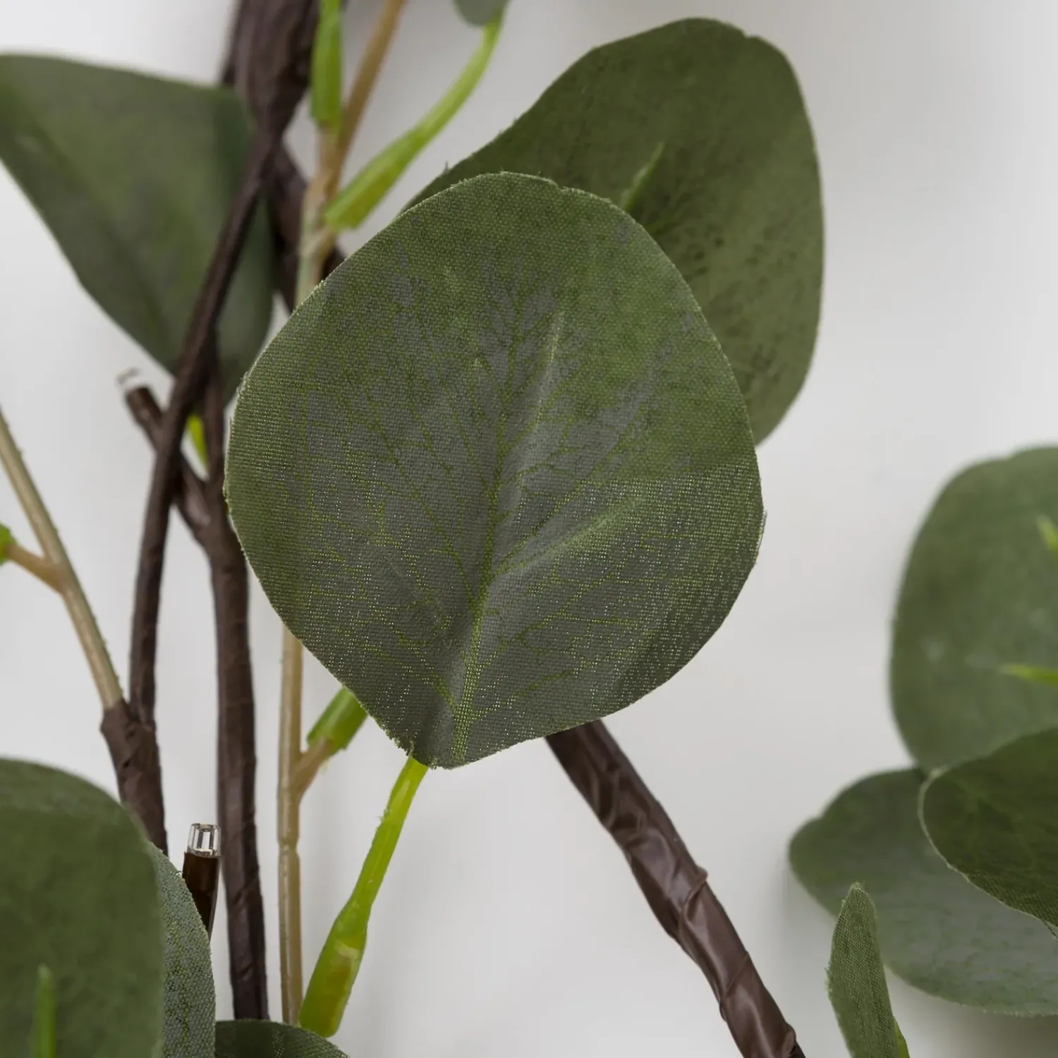 Plow & Hearth Faux Flowers & Plants|Lighted Trees & Garlands>Indoor/Outdoor Battery-Operated Lighted Eucalyptus Garland