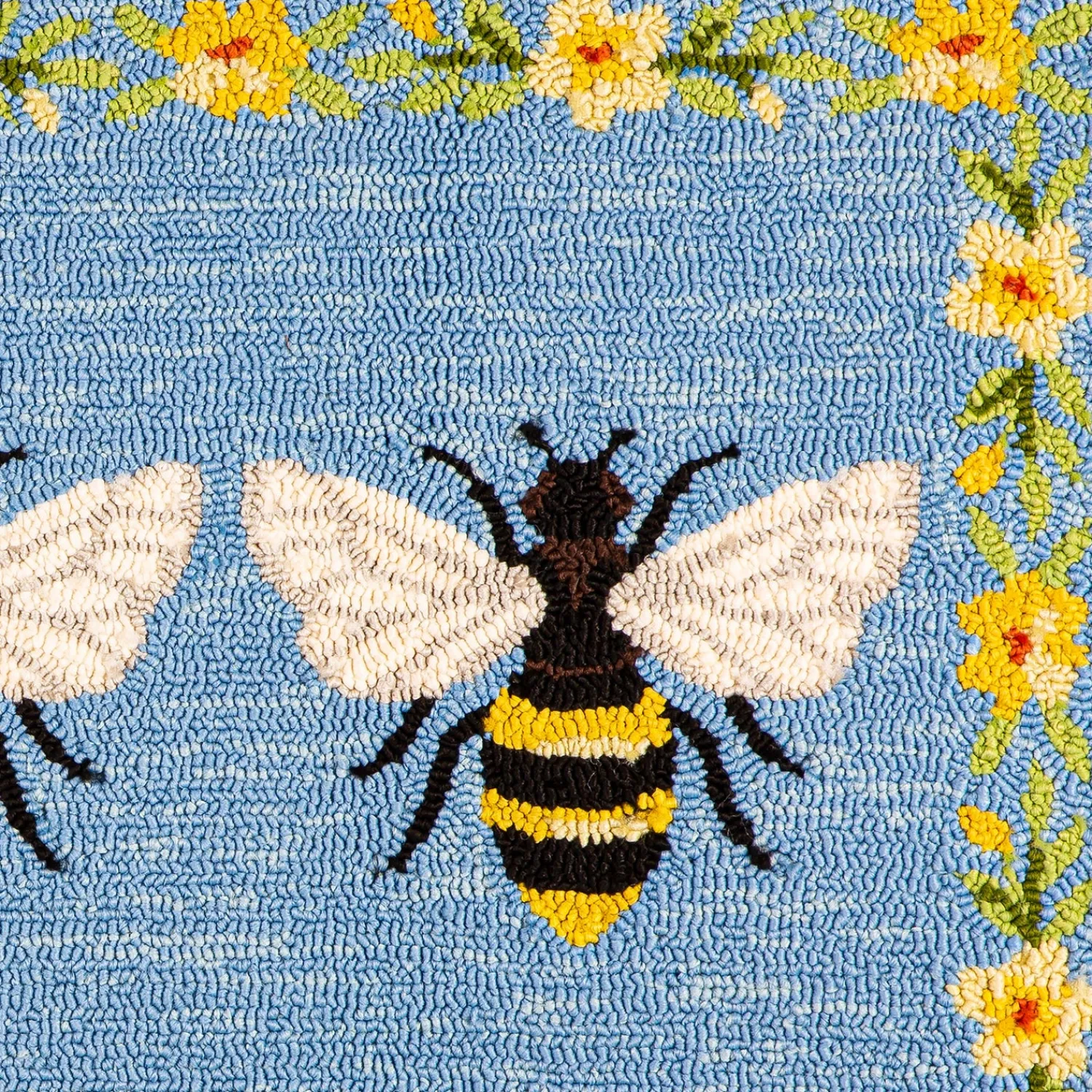 Plow & Hearth Hooked Rugs>Indoor/Outdoor Bee Hooked Polypropylene Accent Rug