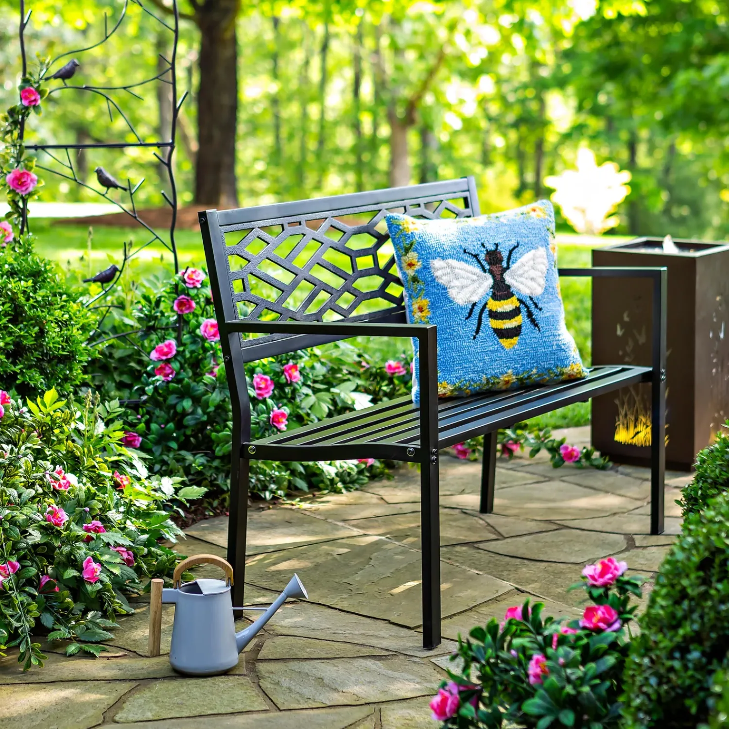 Plow & Hearth Outdoor Throw Pillows|Decorative Pillows>Indoor/Outdoor Bee Hooked Polypropylene Throw Pillow