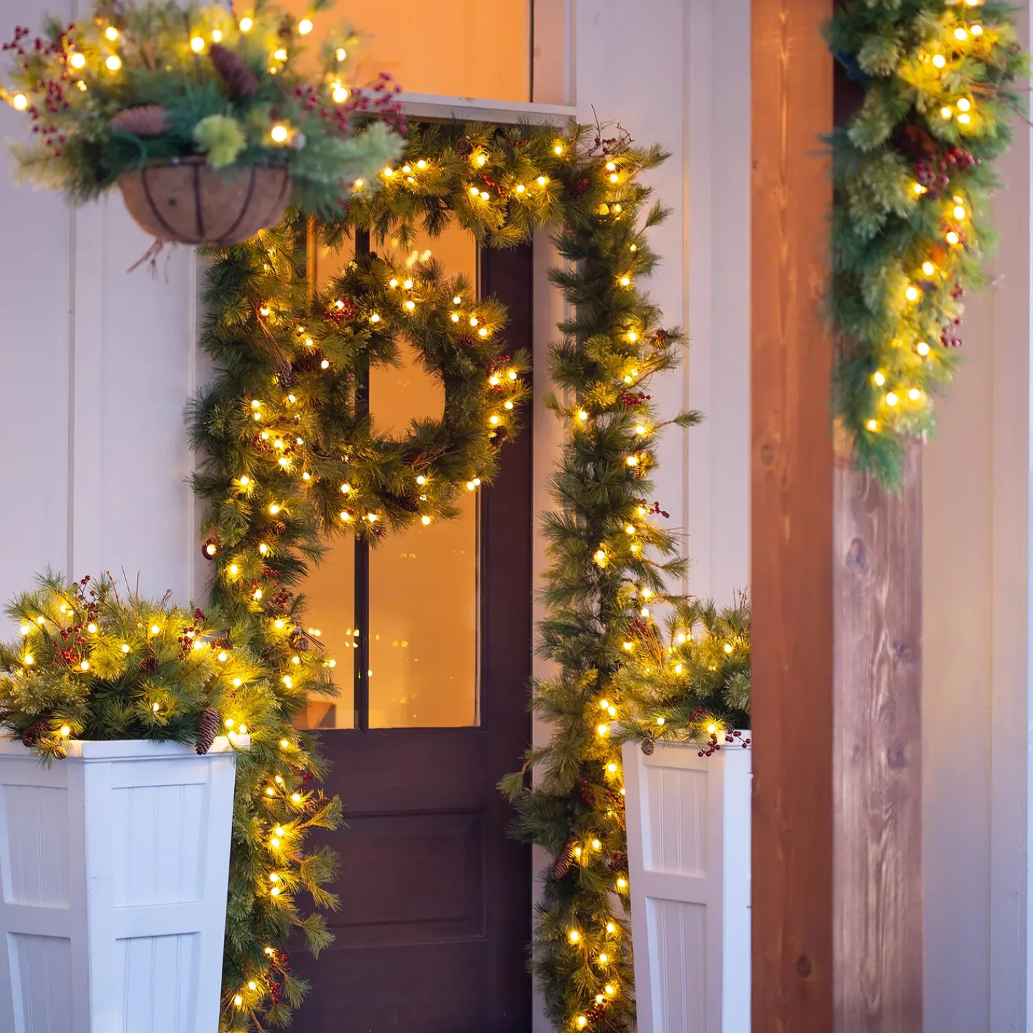 Plow & Hearth Wreaths>Indoor/Outdoor Blue Ridge Wreath with Battery-Operated Dual-Function Lights, 24" dia.
