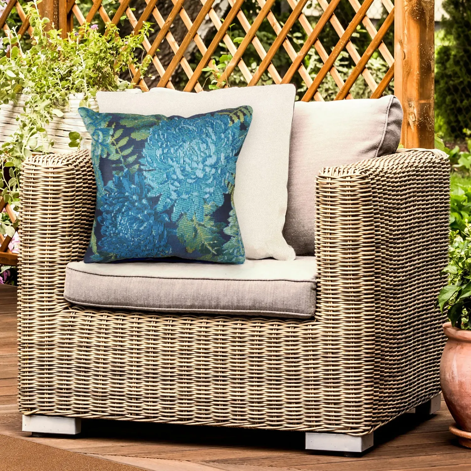 Plow & Hearth Outdoor Throw Pillows|Decorative Pillows>Indoor/Outdoor Chrysanthemum Polypropylene Throw Pillow