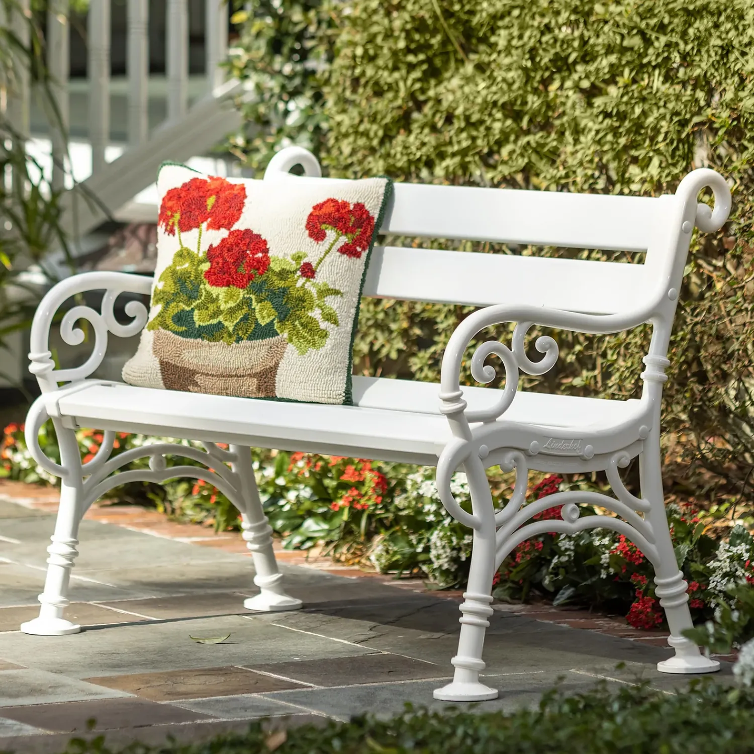 Plow & Hearth Outdoor Throw Pillows|Decorative Pillows>Indoor/Outdoor Geranium Hooked Polypropylene Throw Pillow