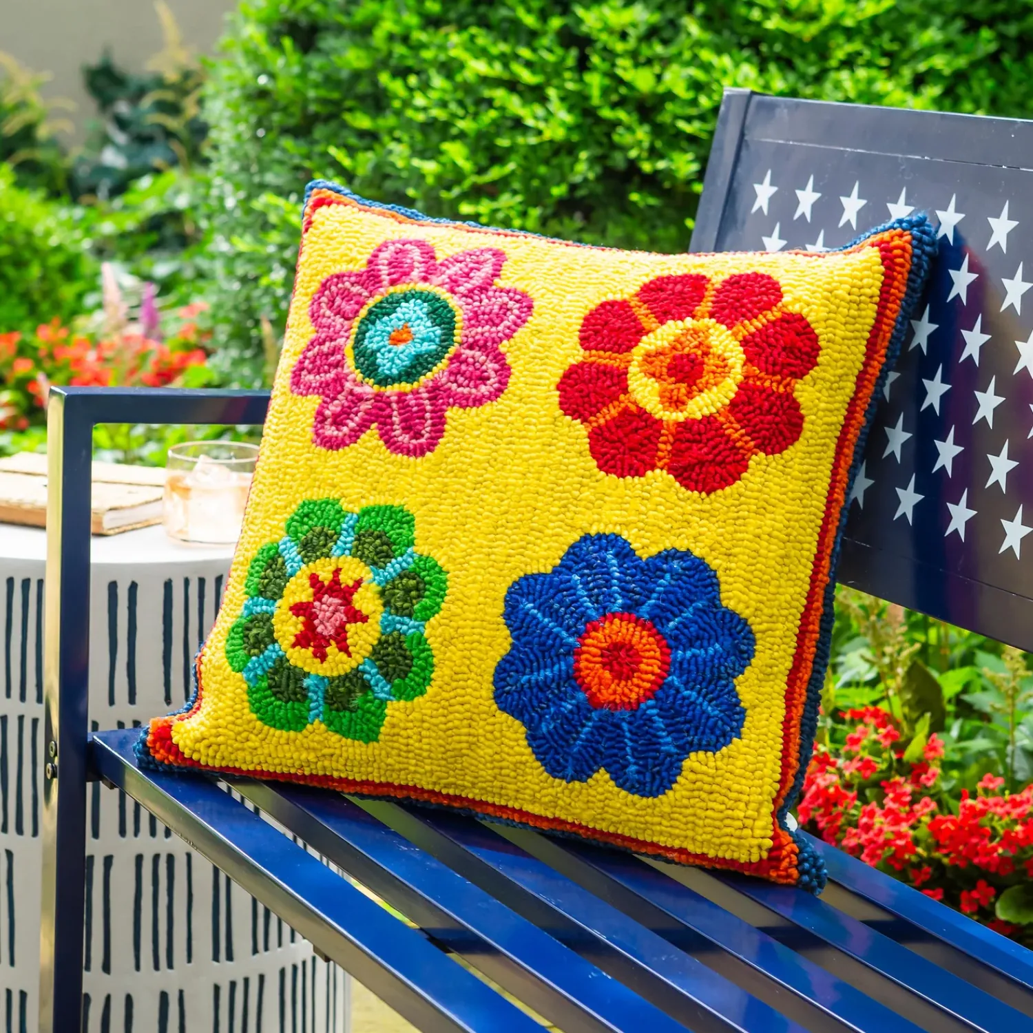 Plow & Hearth Outdoor Throw Pillows|Decorative Pillows>Indoor/Outdoor Palermo Floral Hooked Polypropylene Throw Pillow