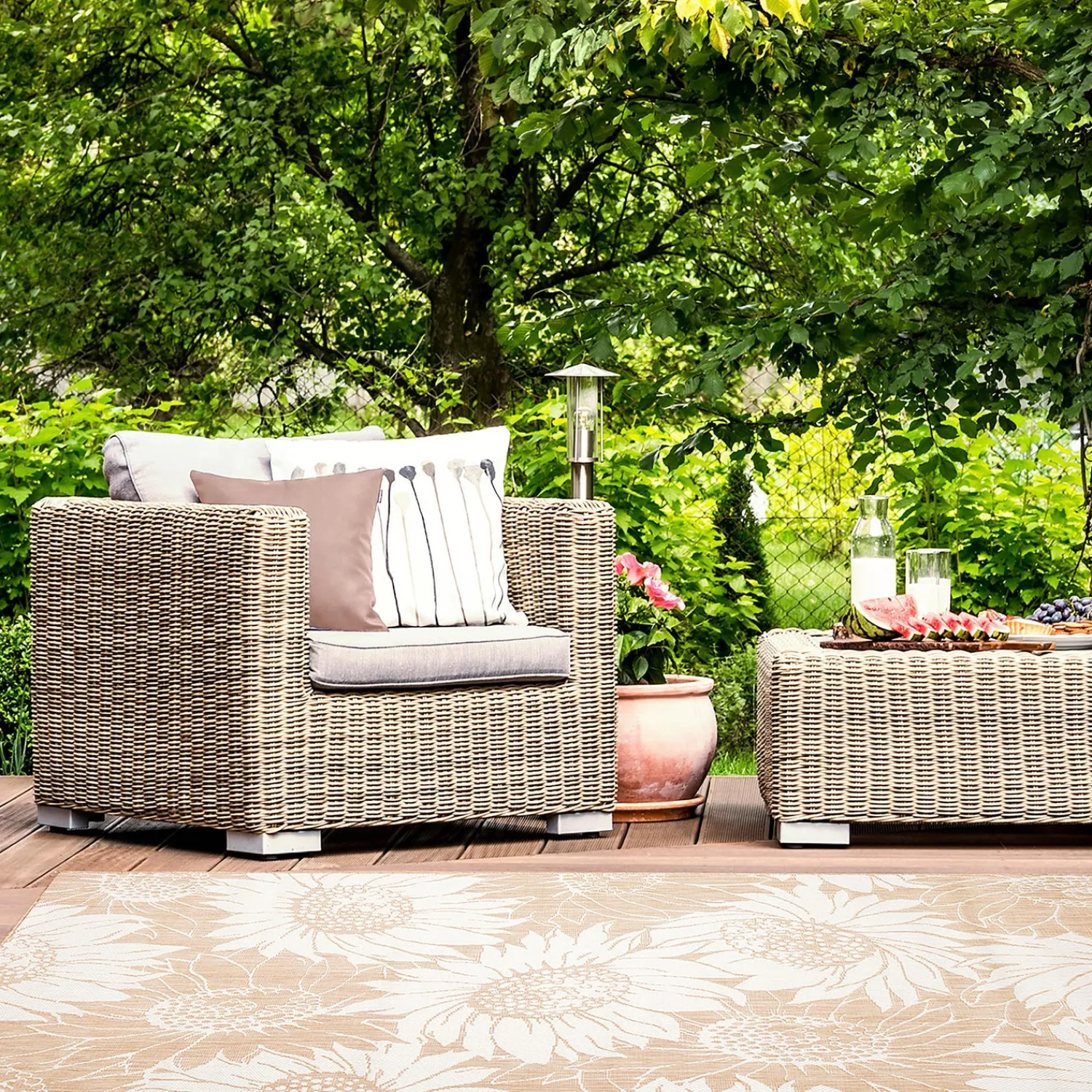 Plow & Hearth Area Rugs>Indoor/Outdoor Sunflower Rug, 7'10" x 9'10"