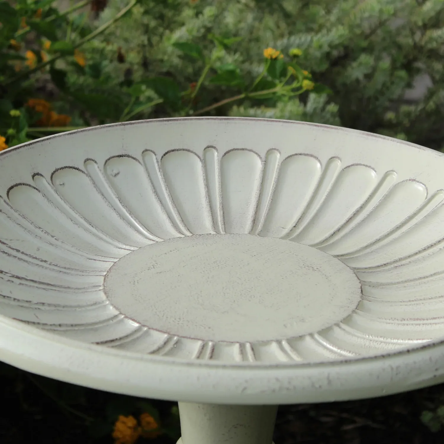 Plow & Hearth Birdbaths>Kingston Vintage White Standing Metal Birdbath on Pedestal
