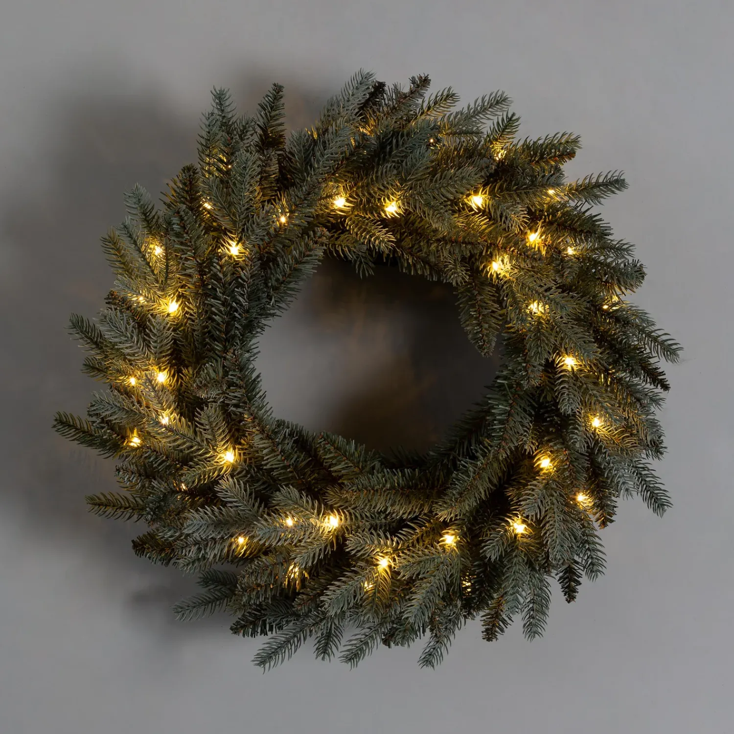 Plow & Hearth Wreaths>Misty Pine Lighted Holiday Wreath