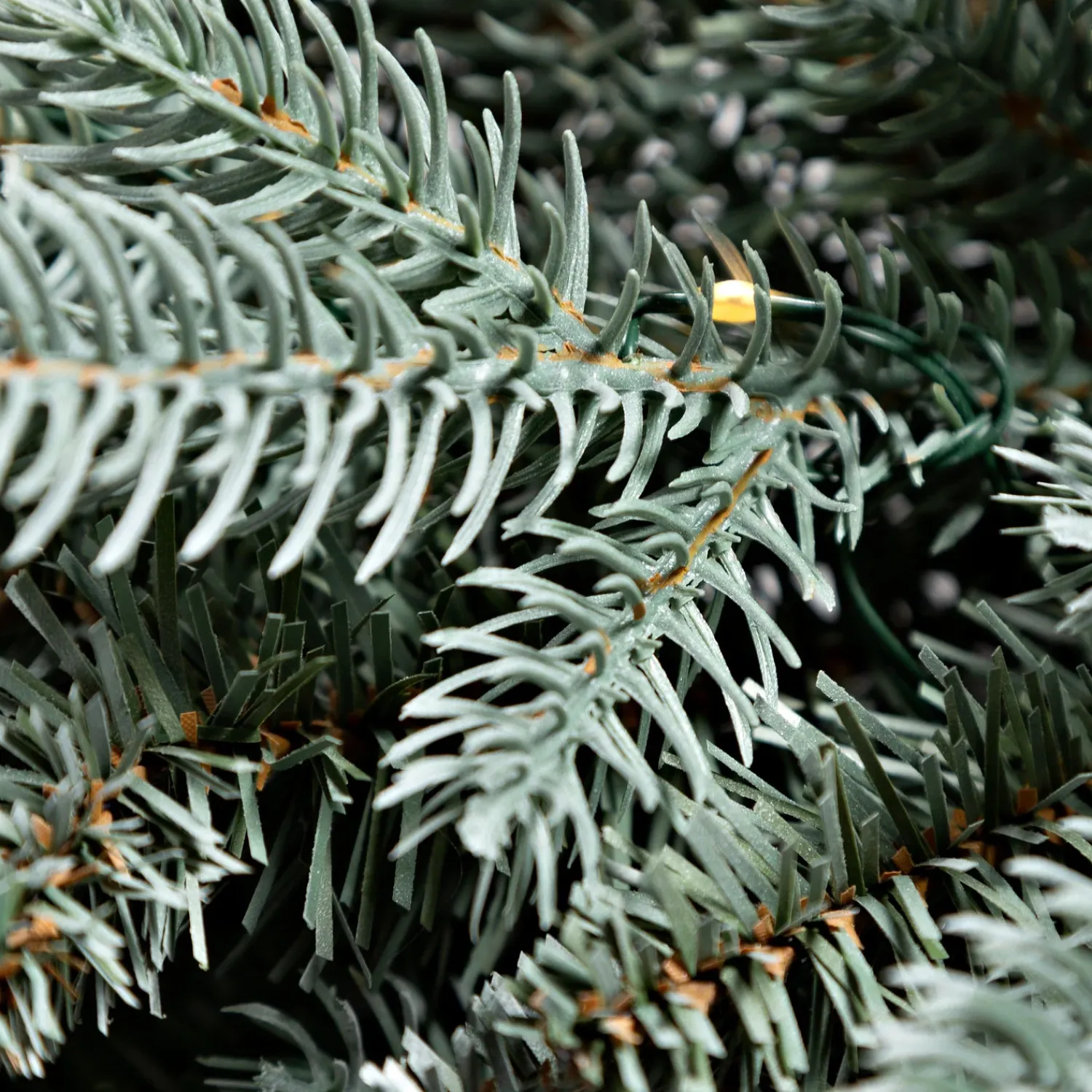 Plow & Hearth Wreaths>Misty Pine Lighted Holiday Wreath